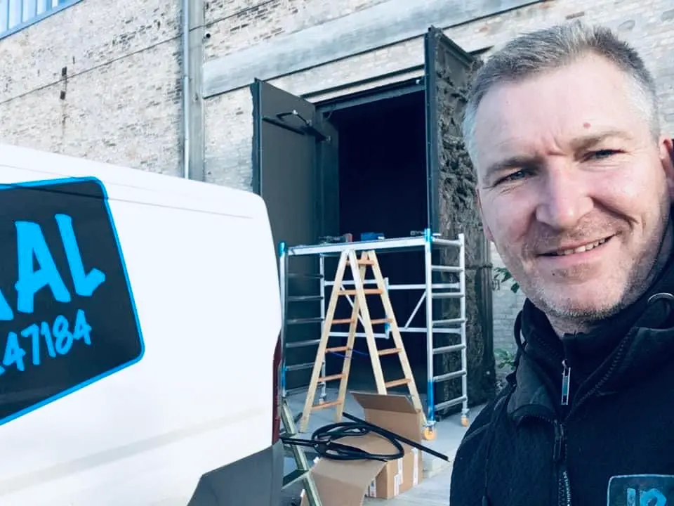 Jens der står og arbejder