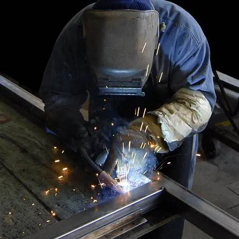 En svejser arbejder med metal